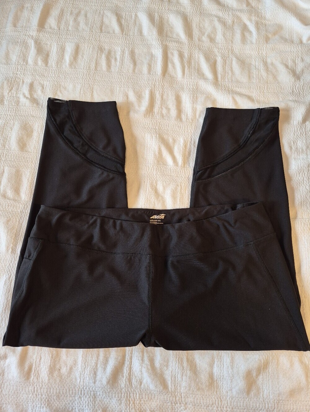 Avia women's size 3X black capri, side zip pocket mesh strip bottom EUC